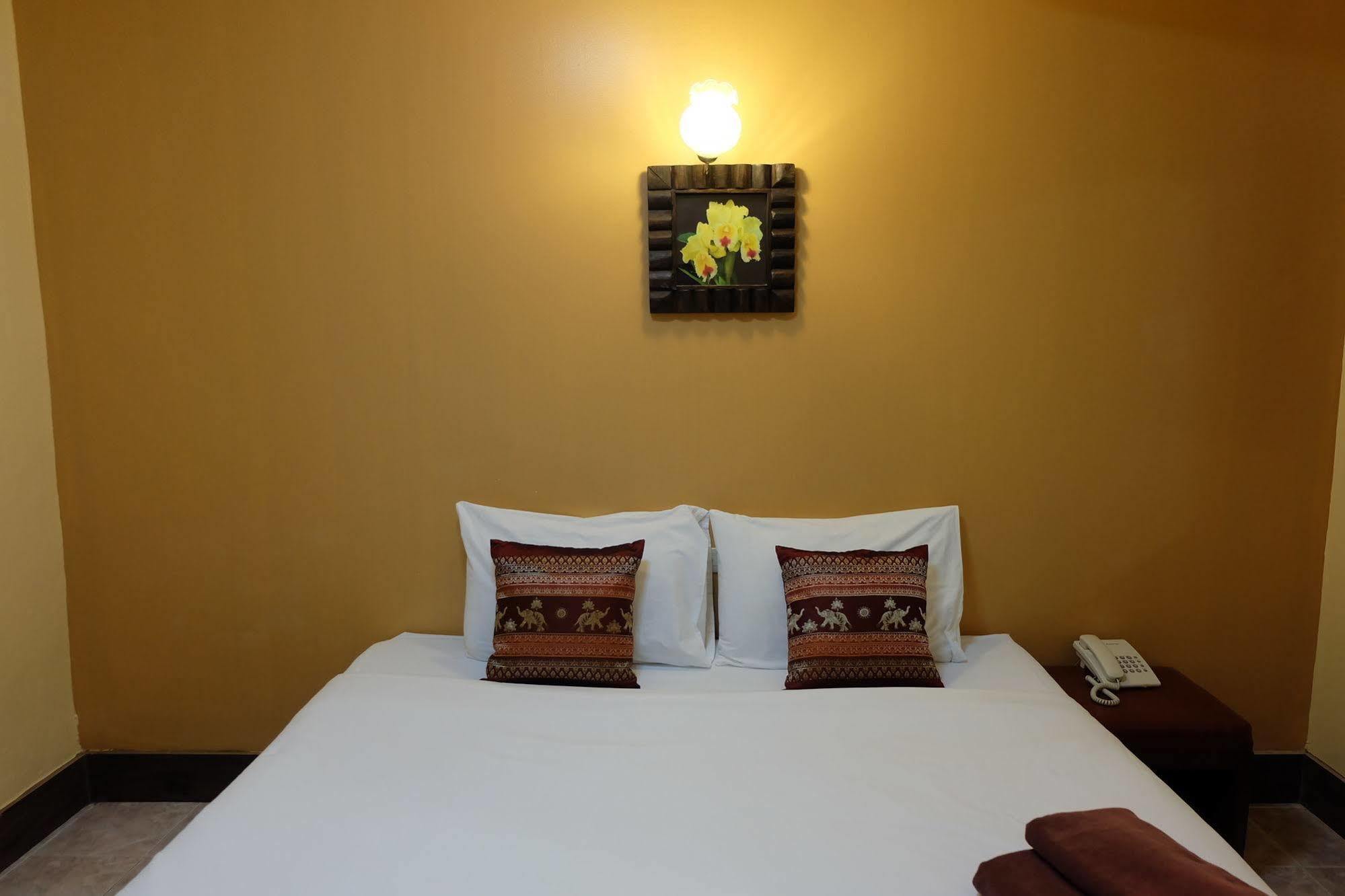 Thai Cozy House - Sha Certified Bangkok Esterno foto